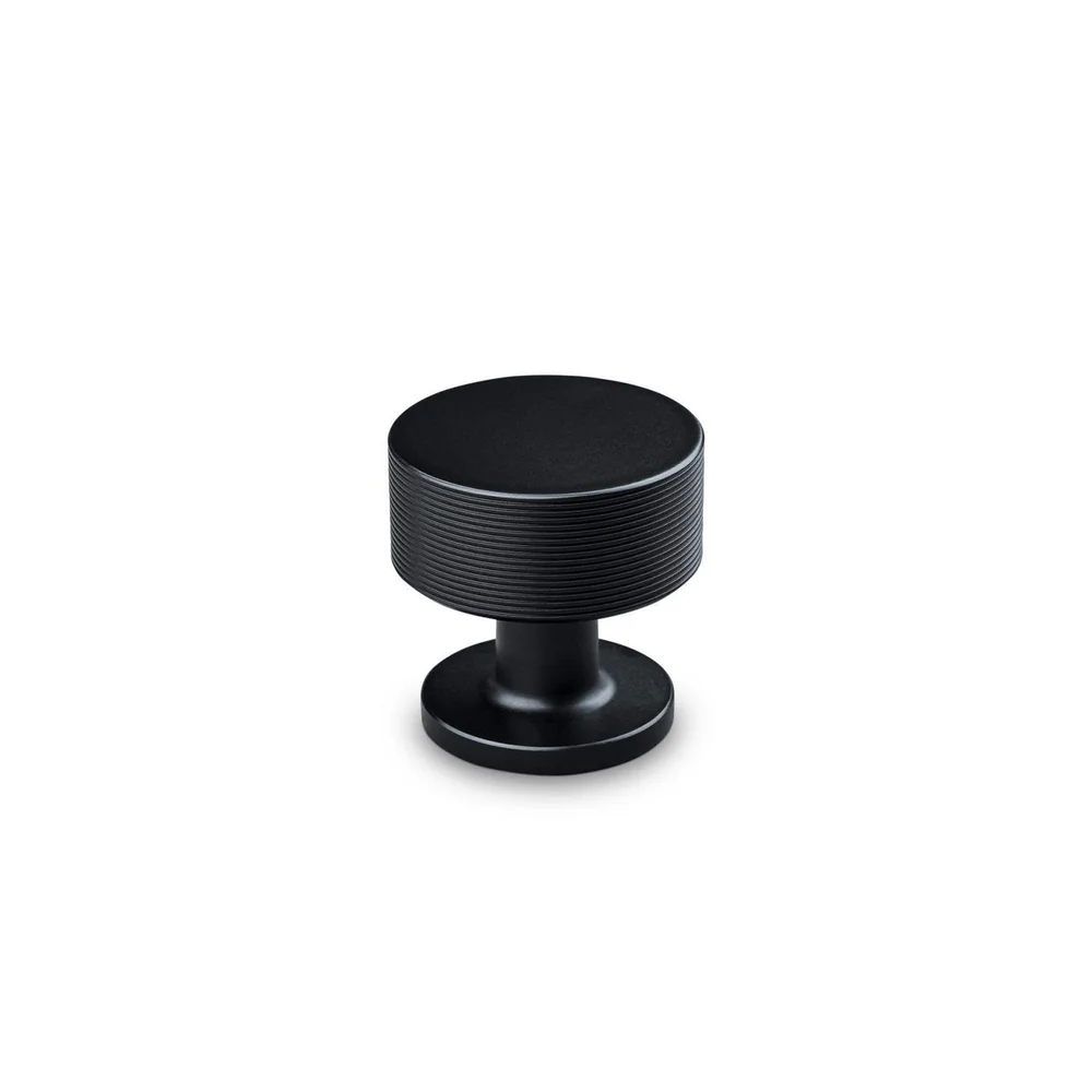 THEOFILS KNOTT SASSARI Ø30MM RAND MATT SVART v:5206990 THEOFILS KNOTT SASSARI Ø30MM RAND MATT SVART v:5206990