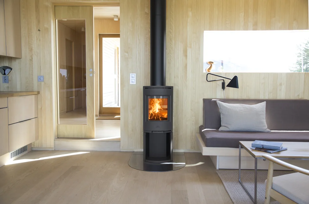 Jøtul F 134 B peisovn sort med buet glassfront og energiklasse A+ v:3858655